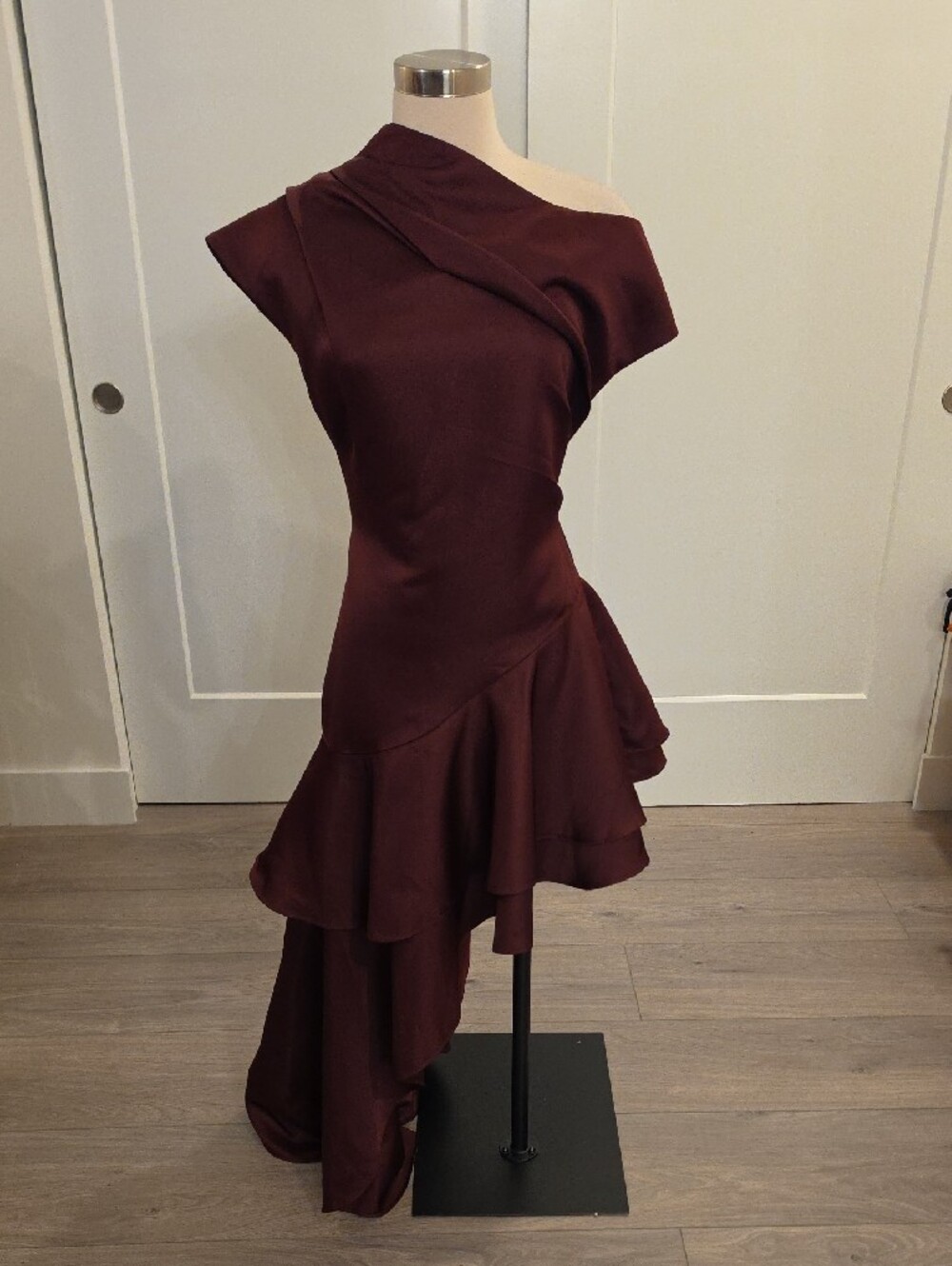 Elliatt Livia gorgeous gown with a One-Shoulder Ruffle in berry size M NWTS - Picture 5 of 13